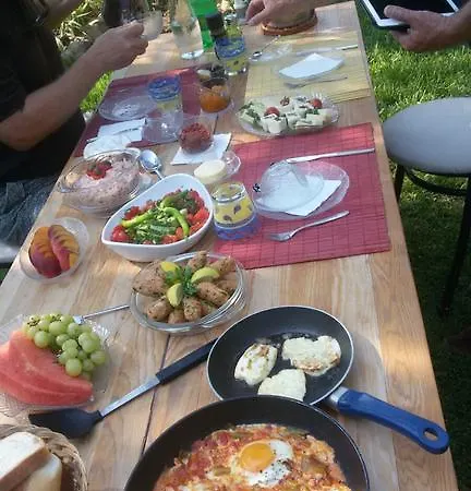 Cici's Pansion Nocleg ze śniadaniem